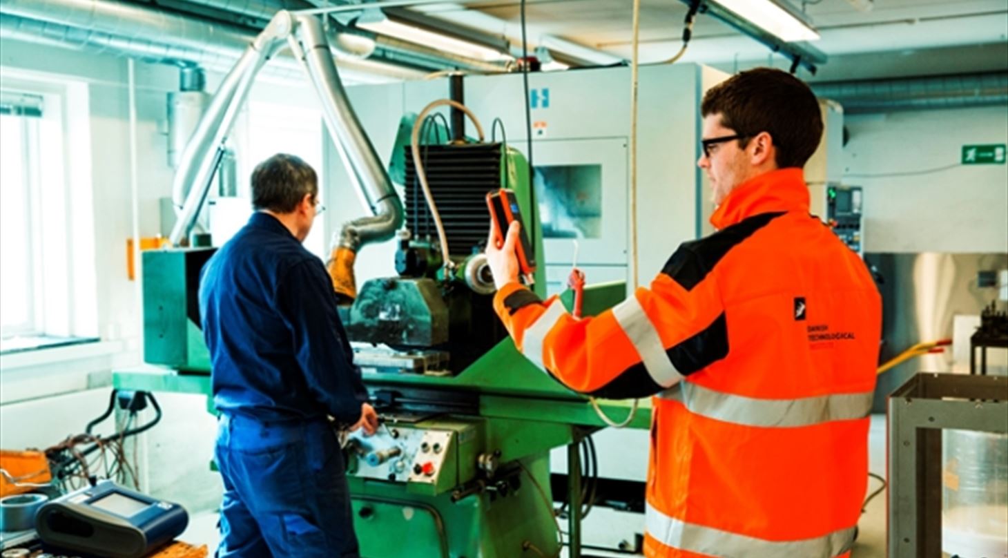 M�ling af luftforurening i produktionsmilj� med specialudstyr og overv�gning.